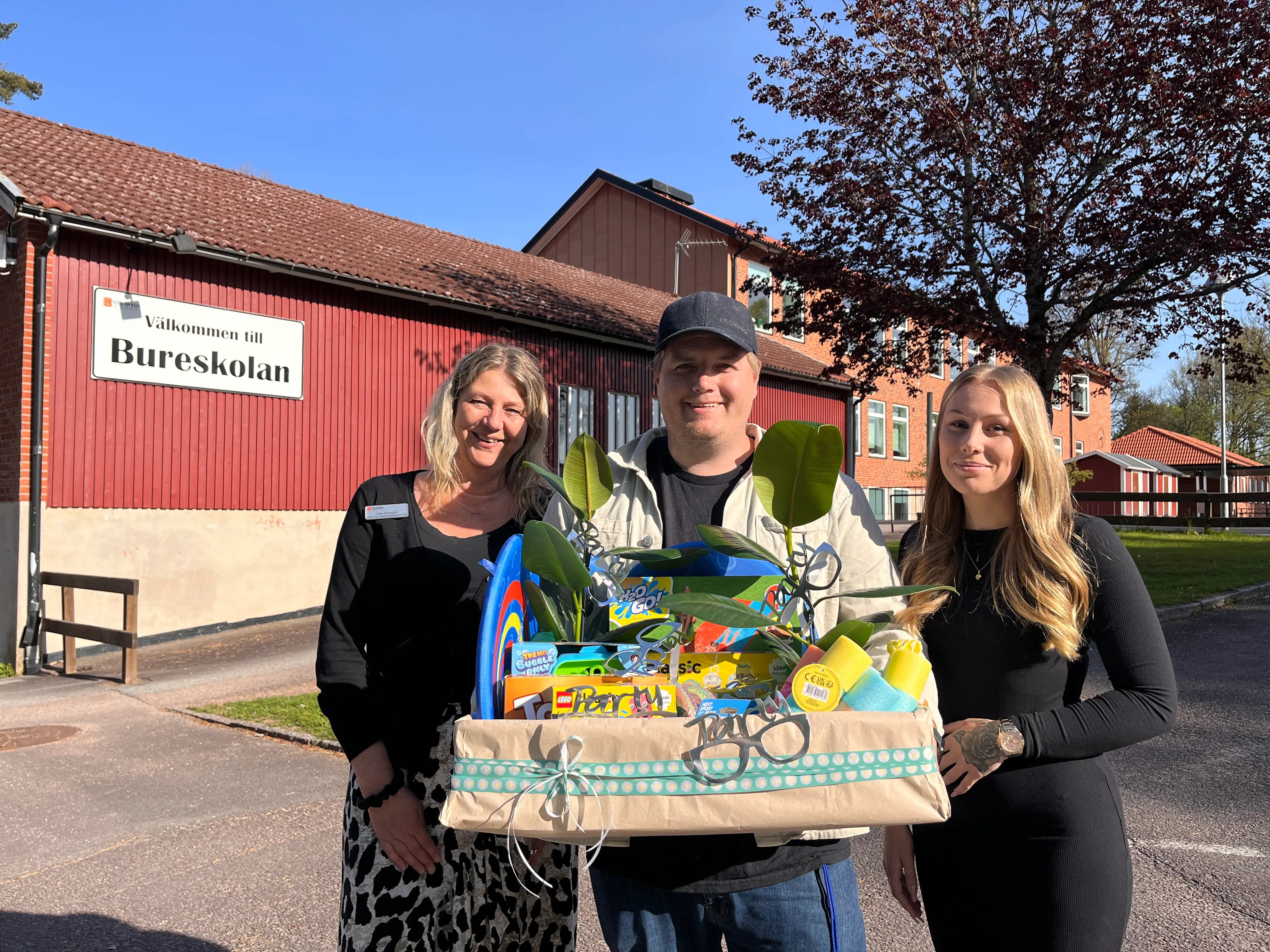 Foto på tre pedagoger framför Bureskolan