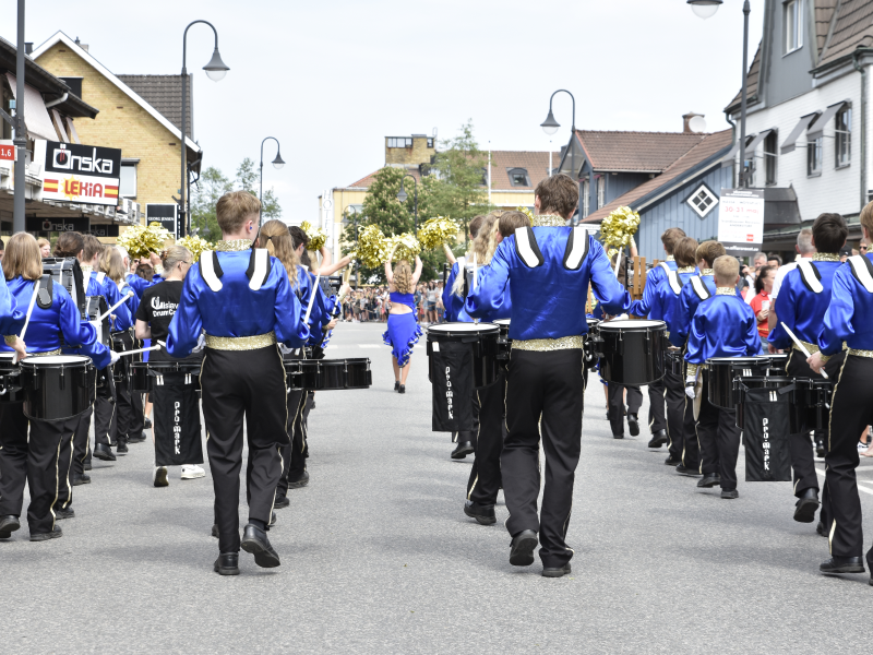 Musikanter och drillflickor på Storgatan under Gisledagarna.