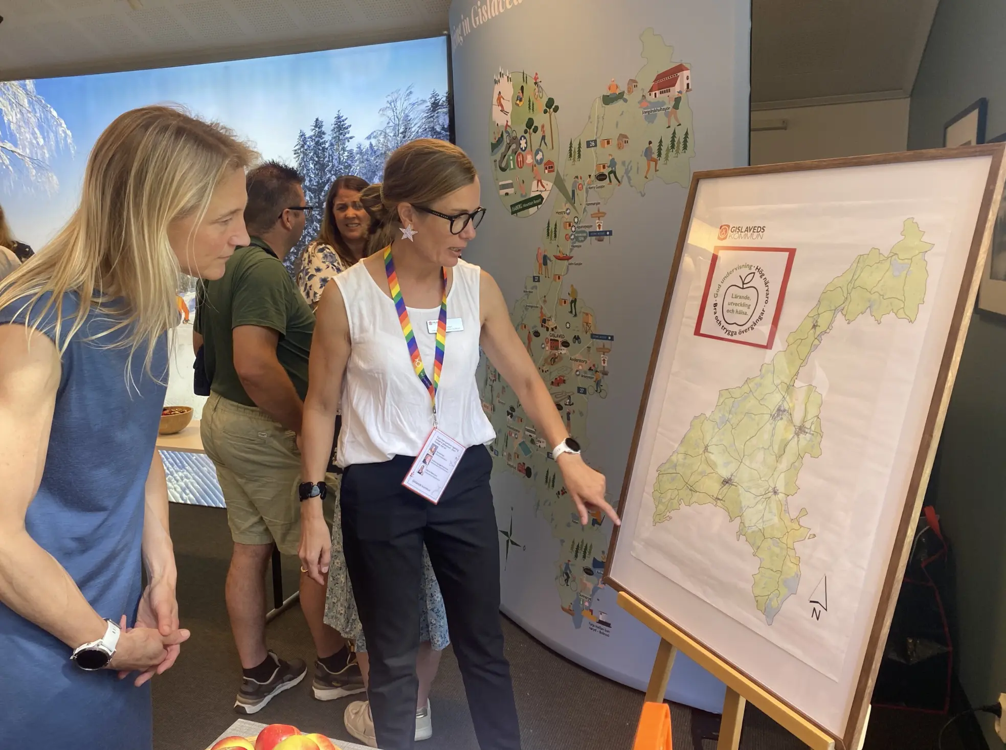 Tre personer tittar på en karta över Gislaveds kommun.