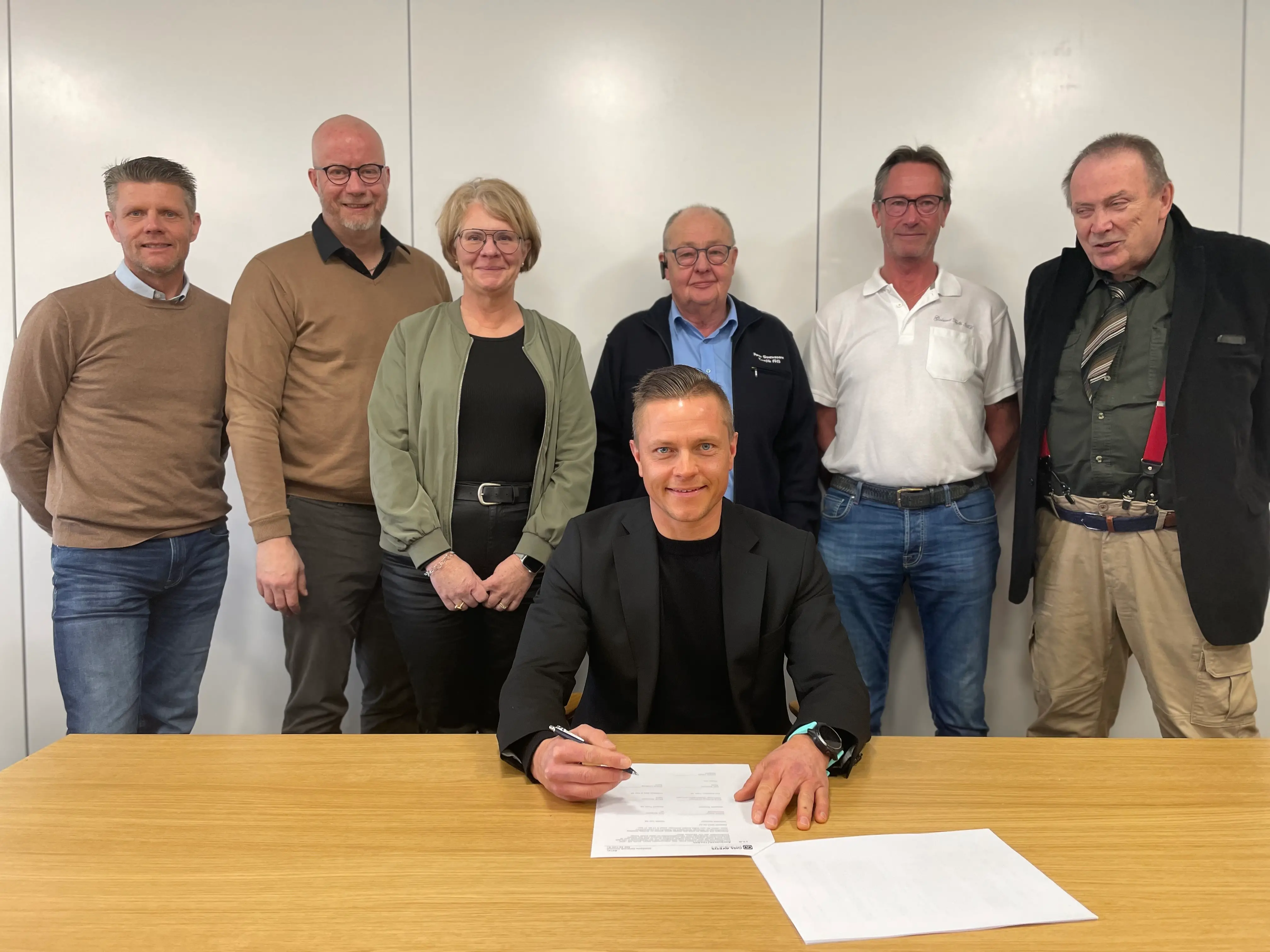 Representanter från Västo Taxi AB signerar nytt avtal med kommunen.