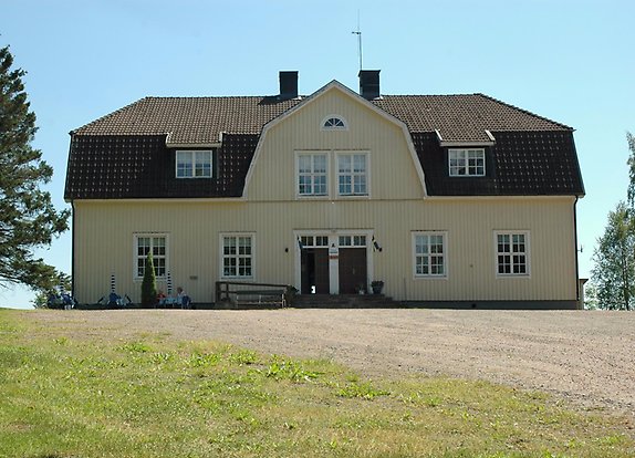 ett stort gult, gammalt skolhus