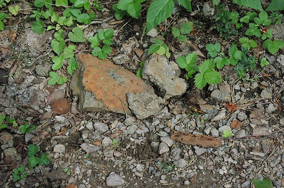 Rester av järnframställning på marken