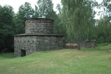 stenbyggnad på en gräsmatta