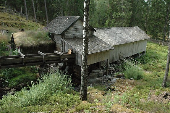 en äldre kvarn och såg i en skog