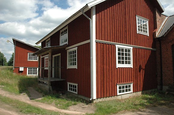 en äldre röd kvarn med stora fönster