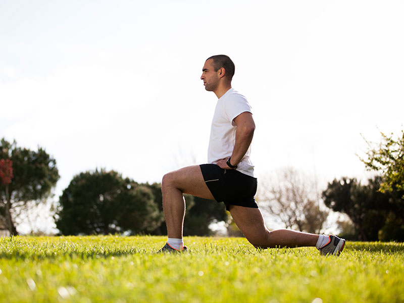 Man som tränar utomuhs