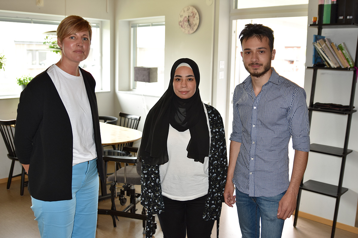 Marie Burghardt, enhetschef tillsammans med sommarvikarierna Mayas Miro och Mansour Sharafi poserar i en gruppbild i ett kök på gruppbostaden Lästgränd i Gislaved.