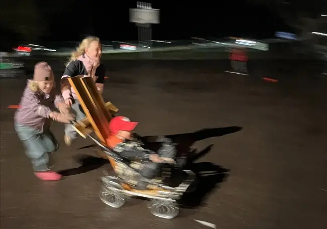 Foto på elever som springer med sin lådbil.