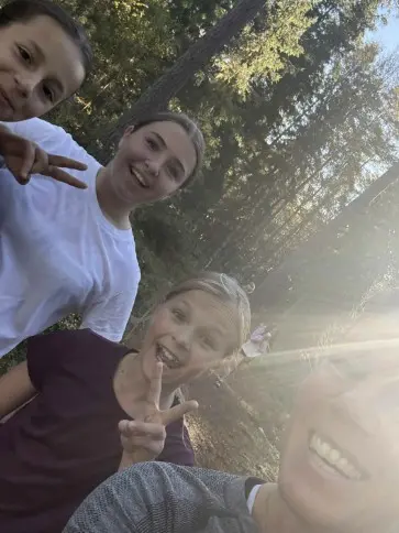 Foto på elever och pedagog i solsken.