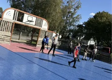 Foto på elever på basketplanen.