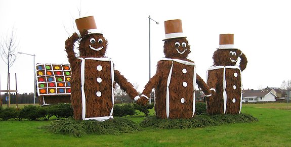 Foto över rondellutsmyckning. Tre pepparkaksgubbar som håller varandra i handen