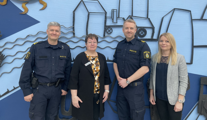 Representanter från polis och socialförvaltningen i kommunhusets ljushall.