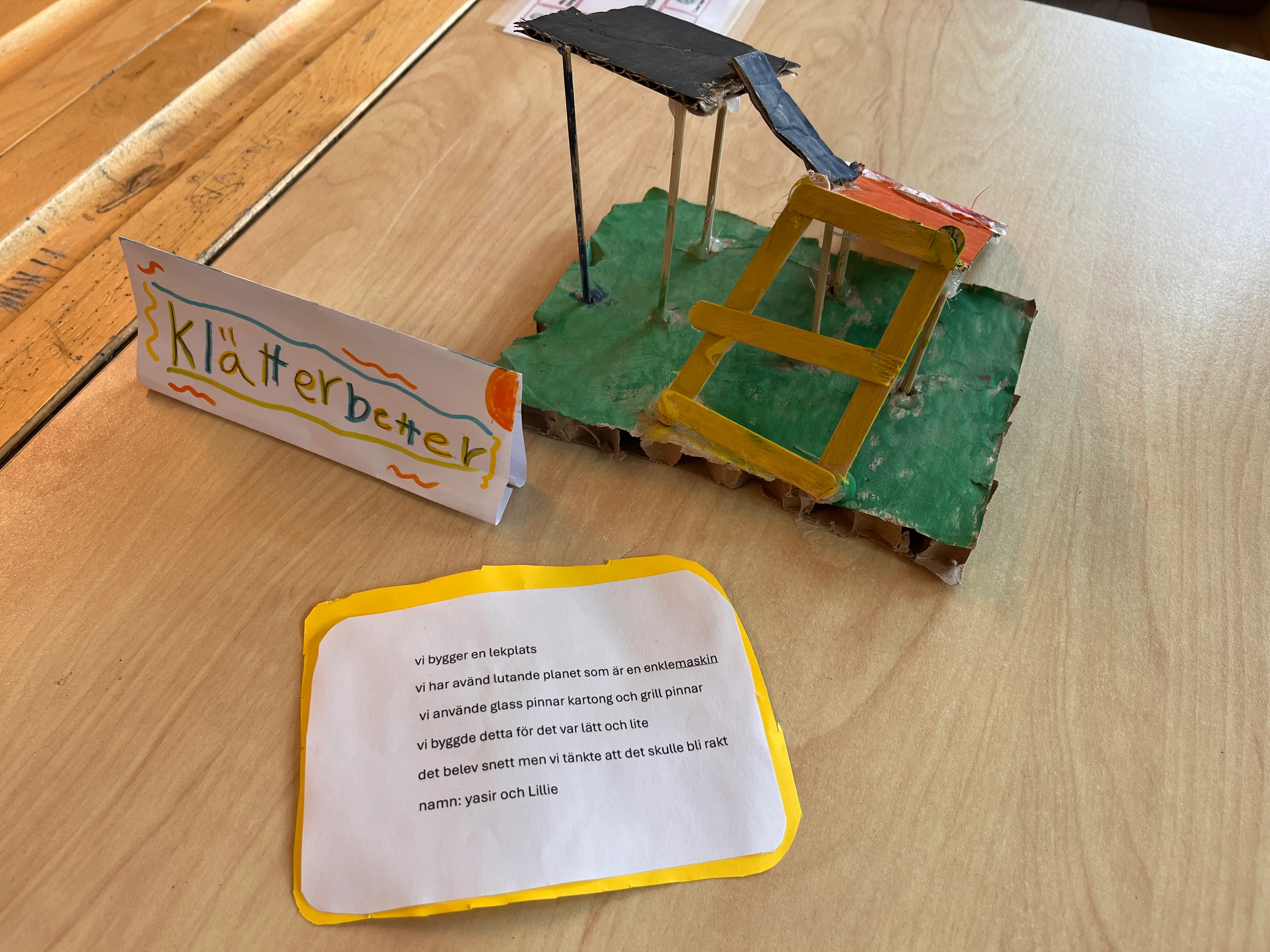 Foto på ett skolgårdsbygge av elever, gjort i kartong och lim.