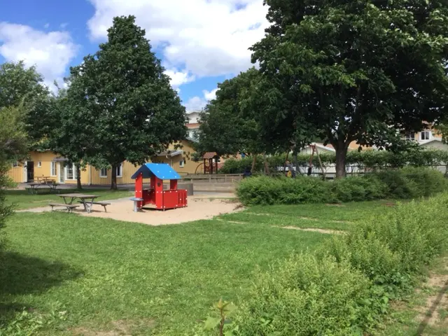 Sandlåda och lekstuga på Snickarens förskola