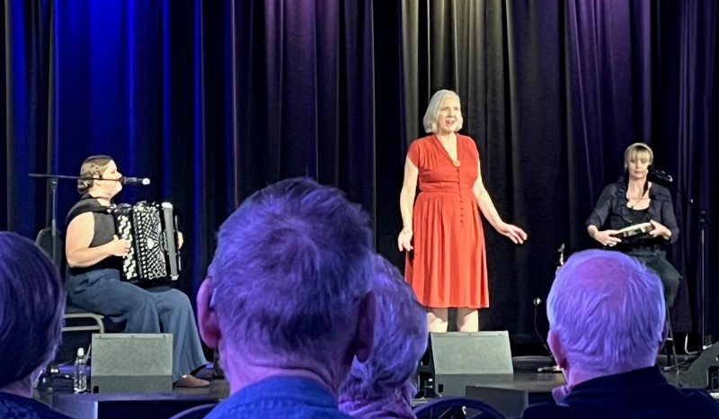 Anna Heikkinen och Längtans Kapell bjöd på den berörande berättarföreställningen Satumaa –Sagolandet, på två språk.