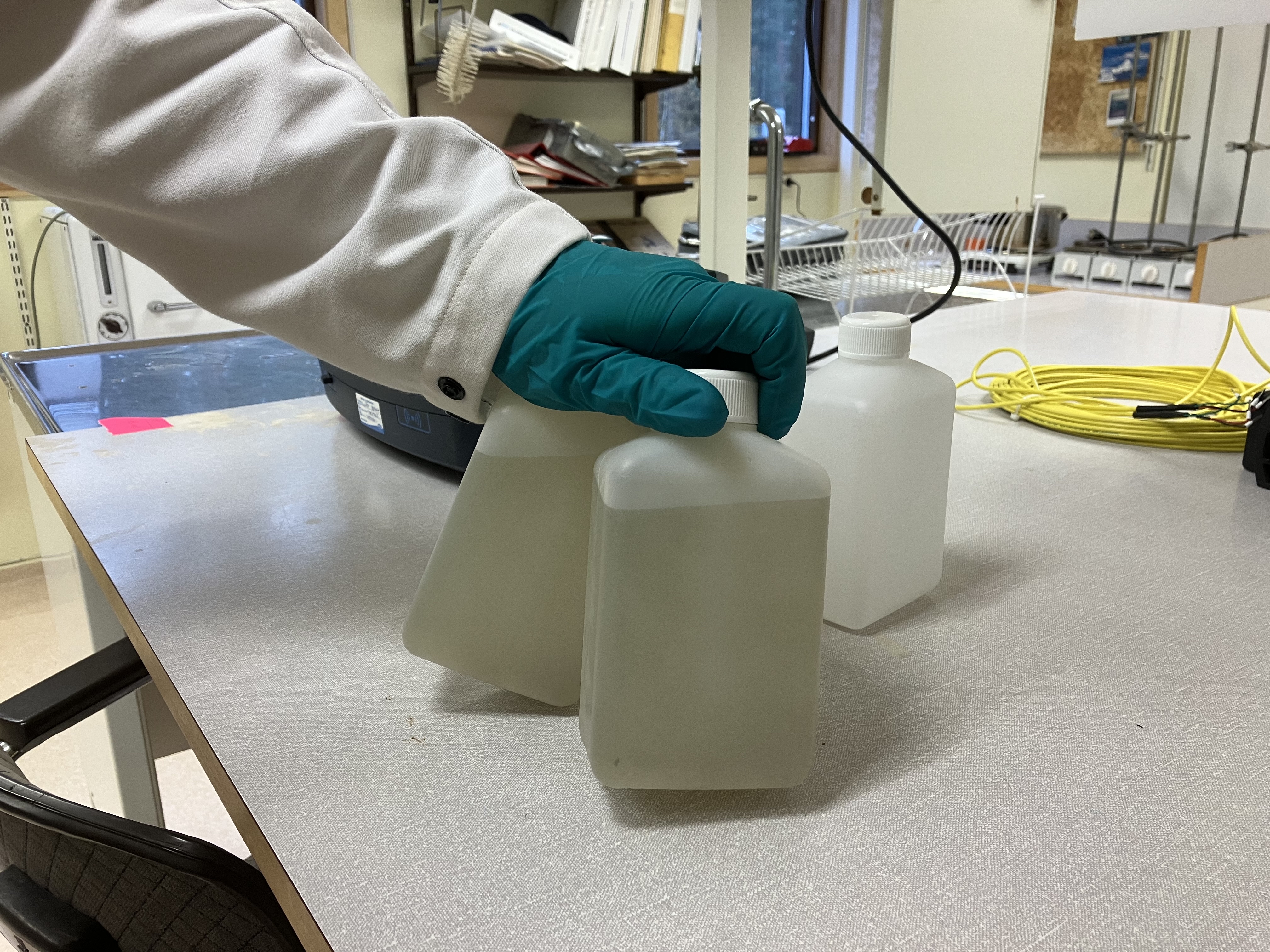 Hand som håller i två vattenprover.