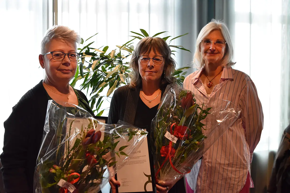 Ylva Samuelsson har precis räckt över diplom och blommor till medarbetarna Marie Svärd och Ann-Therese Hill