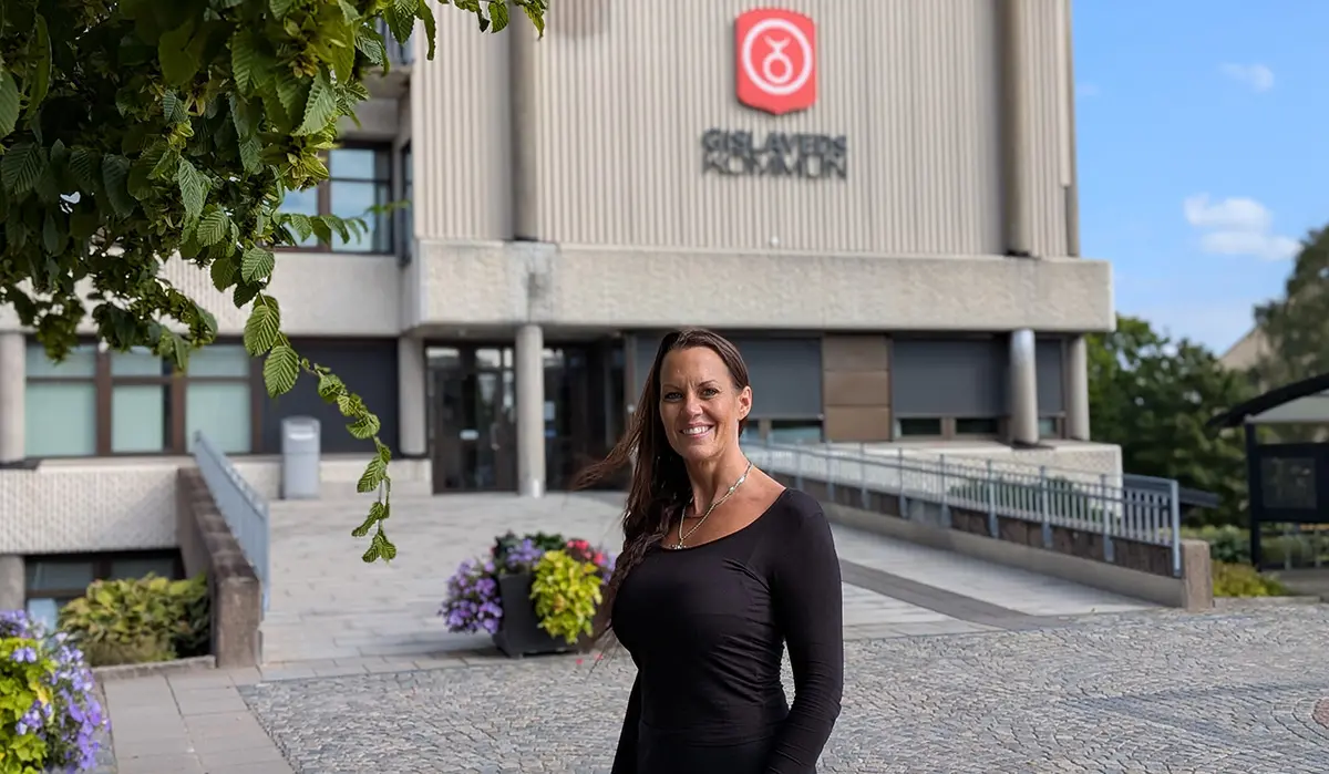 bild på budget- och skuldrådgivare Therese Axelsson. I bakgrunden ser man Gislaveds kommunhus.