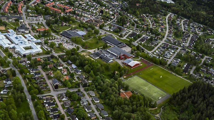 Flygbild över Gisleområdet där nya badhuset ska byggas.