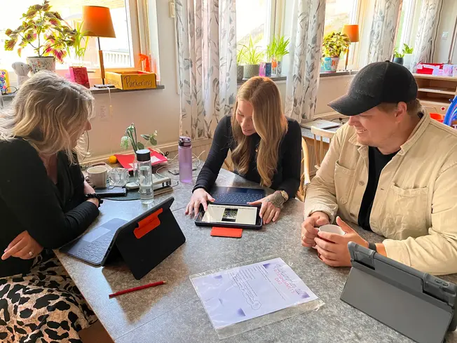 Foto på tre pedagoger som sitter och planerar.