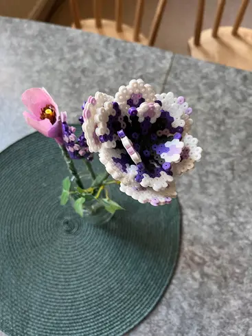 Foto på en blomma gjort av plastprälor.