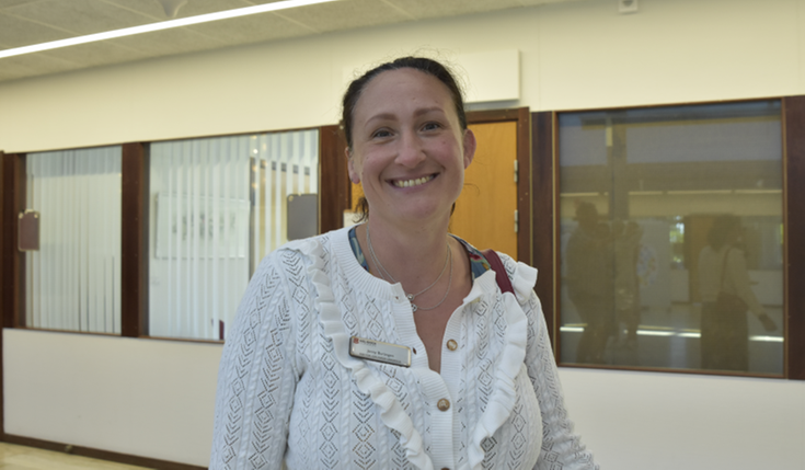 Jenny Burängen klädd i en vitt blus i kommunhusets ljushall,