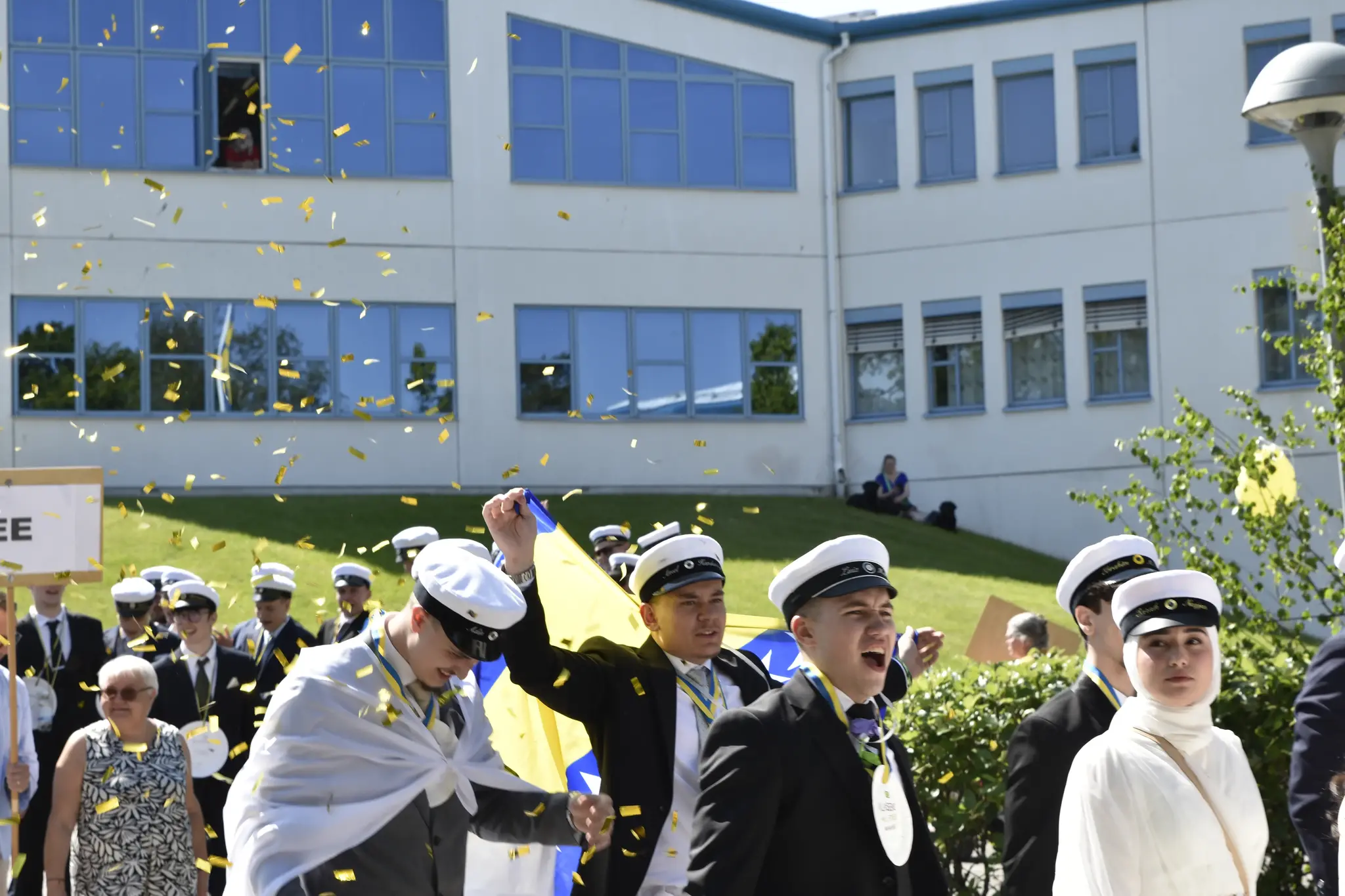 Glada studenter på väg ut från skolan.