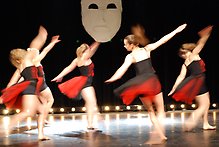 Dansuppvisning. ett flertal tjejer snurrar i piruett samtidigt.