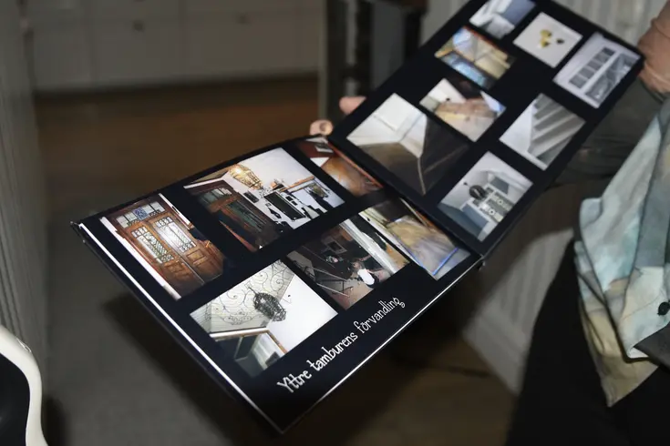 Ett uppslaget fotoalbum med bilder.