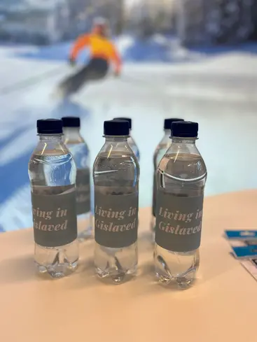 Foto på vattenflaskor med texten "water from Gislaved".