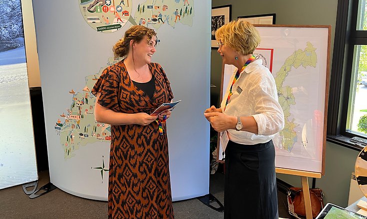 Foto på två kvinnor i samtal.