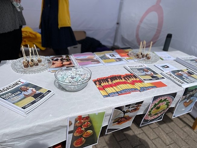 Bord med broschyrer och godis.