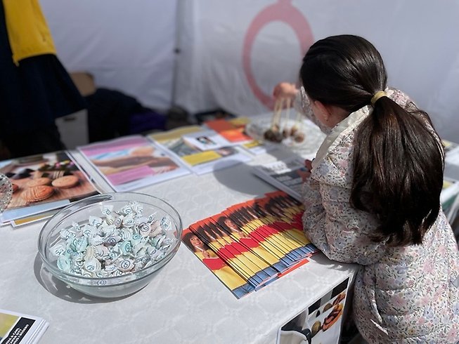 Flicka bakifrån tar en cakepops
