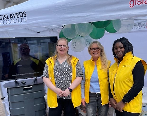 Tre kvinnor i gula västar