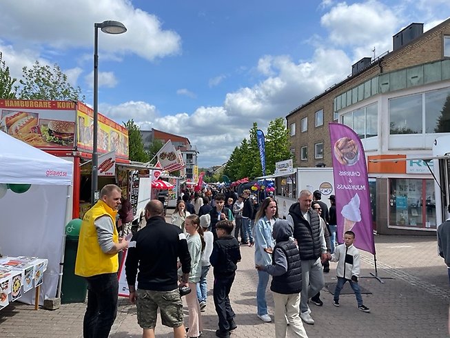 Folkmyller på Köpmannagatan med tält i förgrunden