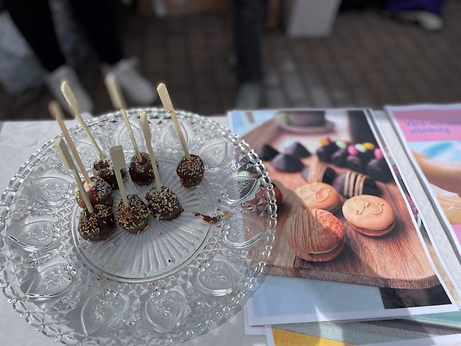 Fat med små chokladbollar med pinnar i
