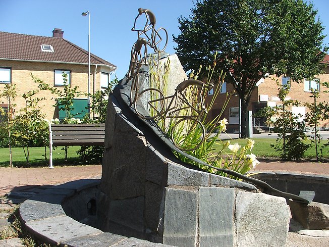 skulptur på ett torg med cyklar på ett berg