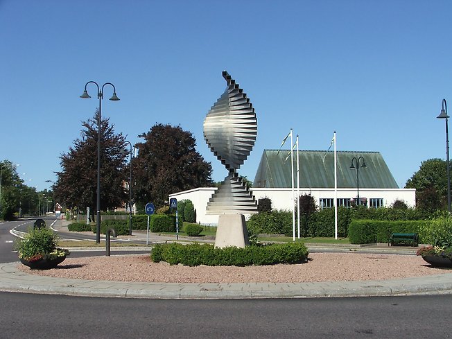 En skulptur som är formad som en glänsande tornado, stående i en rondell.
