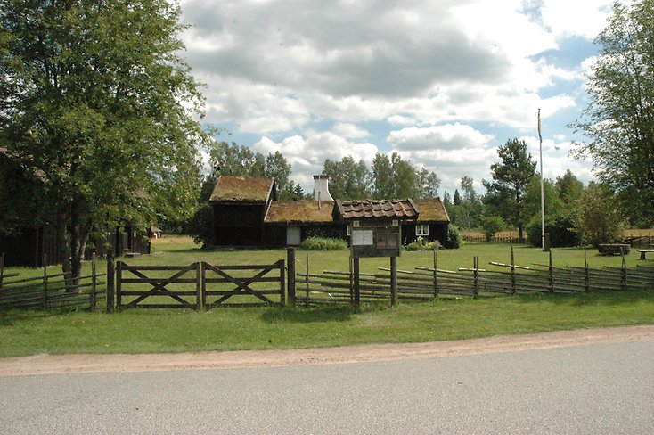 en gammal gärdsgård med en äldre hembygdsgård
