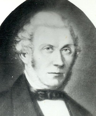 äldre foto av en man i fluga.