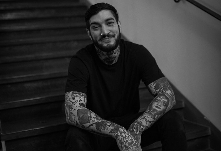 Svarvitt foto på en man som sitter i en trappa.