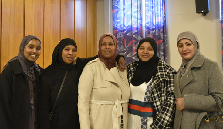 Fem kvinnor står bredvid varandra.