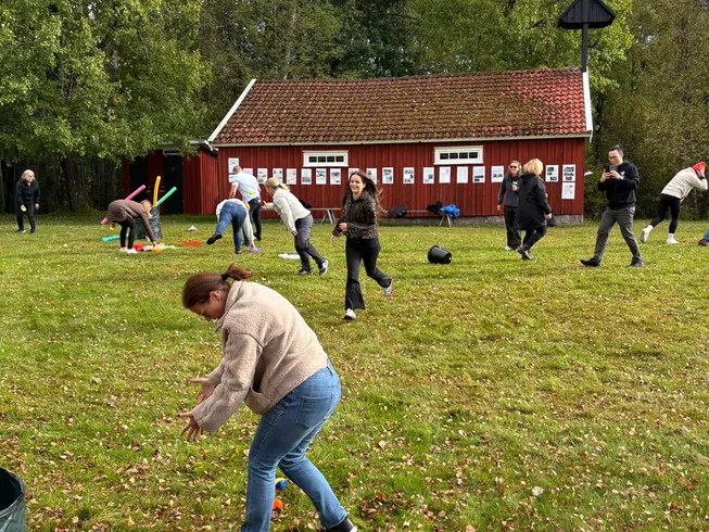 Foto på vuxna människor som springer omkring och leker.