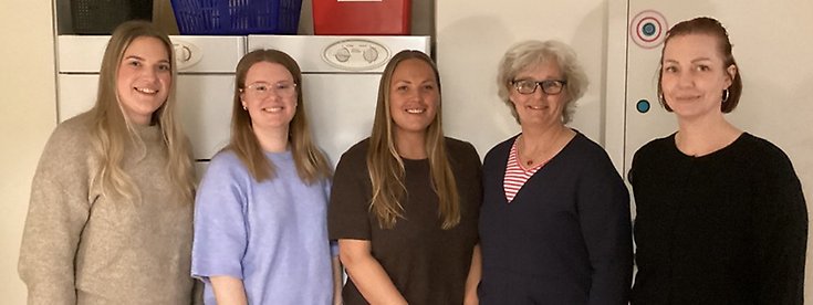 Foto på fem kvinnor som ler glatt.