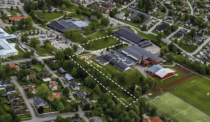 Flygfoto över Gisleområdet med avgränsning för detaljplanen.