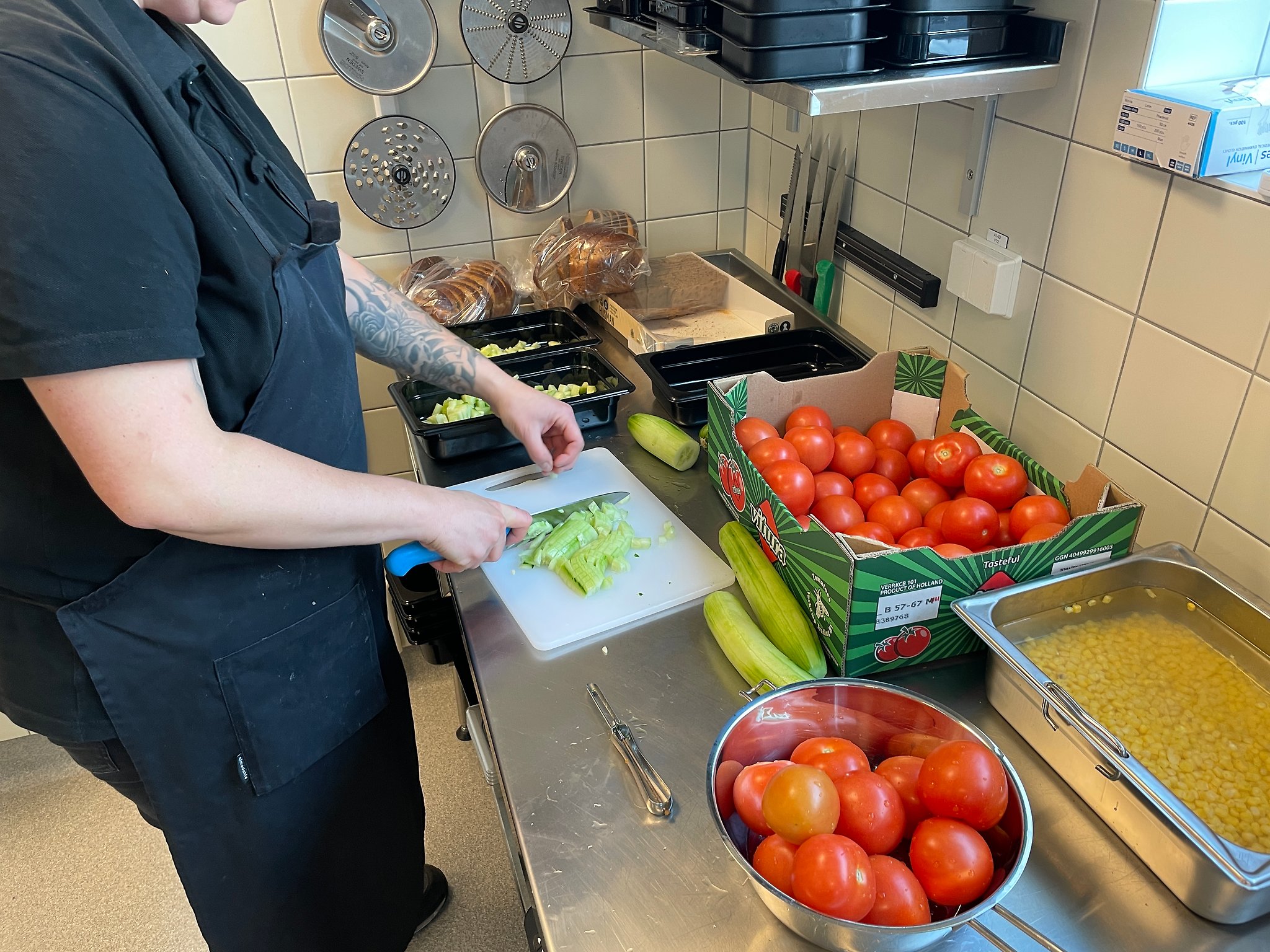 Varje dag gör personalen sallader och grönsaker till buffén.