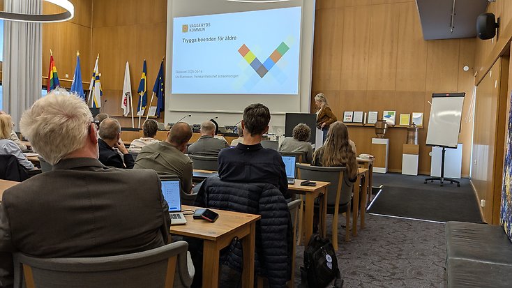 En kvinna från Vaggeryds kommun föreläser för alla deltagare om hur man arbetar med boendefrågan i Vaggeryds kommun.