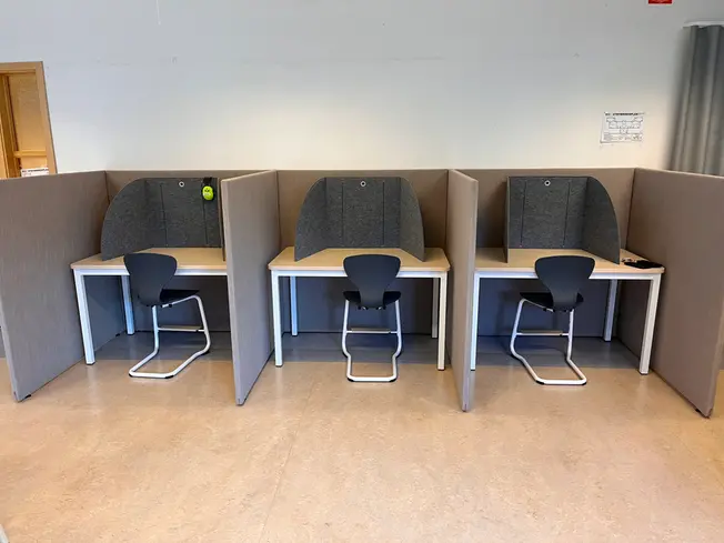 Foto taget på tre små "bås" där elever kan sitta och jobba ostört.