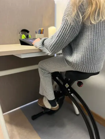 Foto på en elev som sitter på en cykelstol.