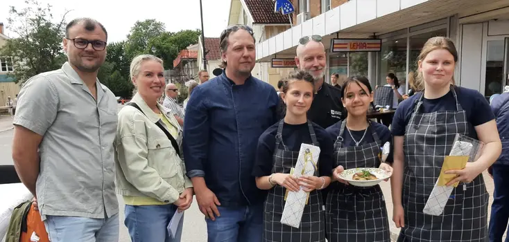 Foto på juryn och eleverna.